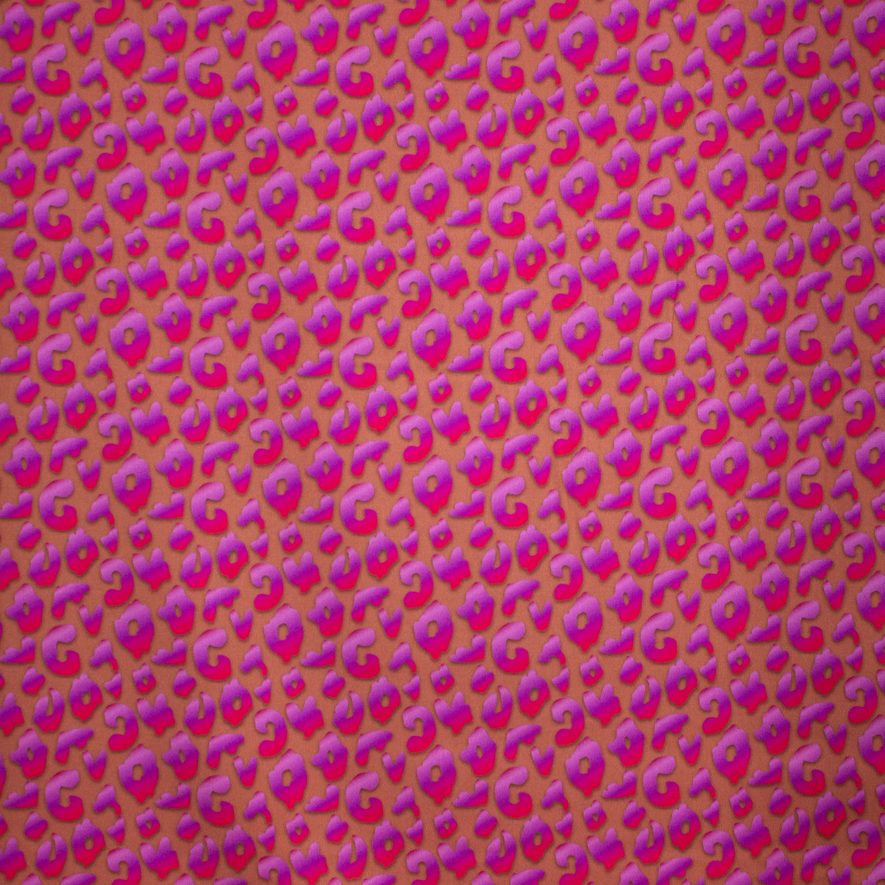 Bruine viscose met paars / fuchia motief -  'Shine Leo" van Cherry Picking